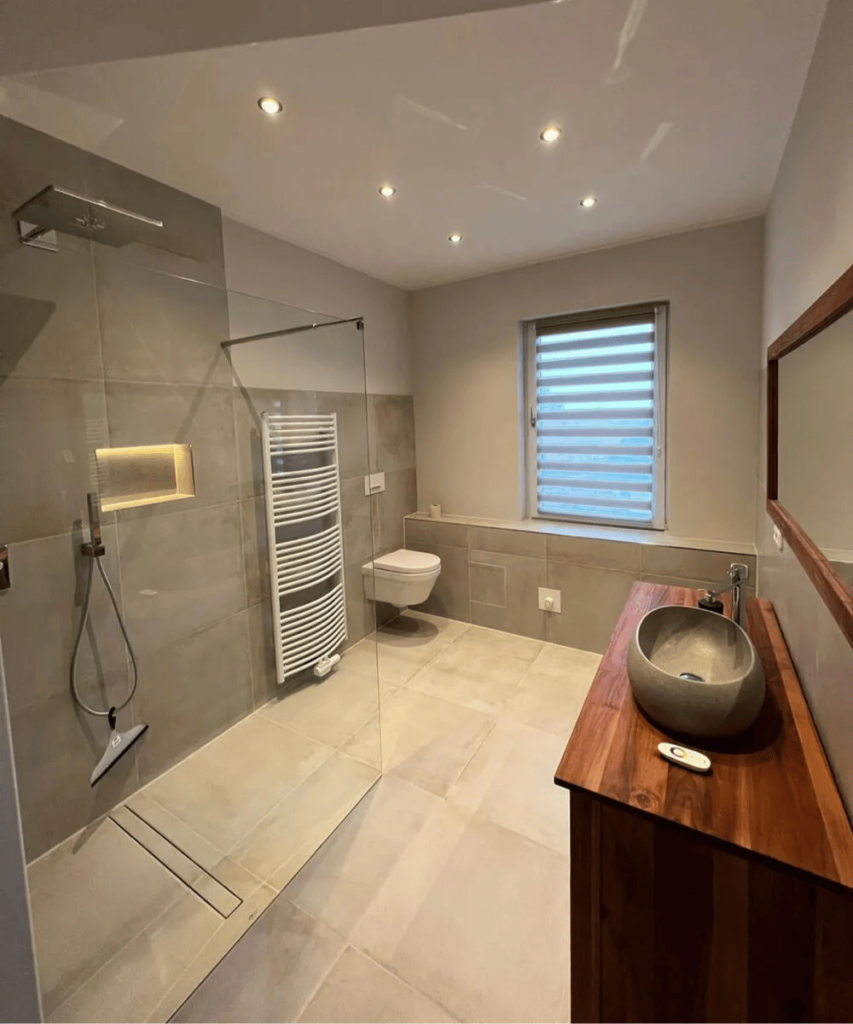 Neu saniertes Badezimmer mit moderner Ausstattung und elegantem Design