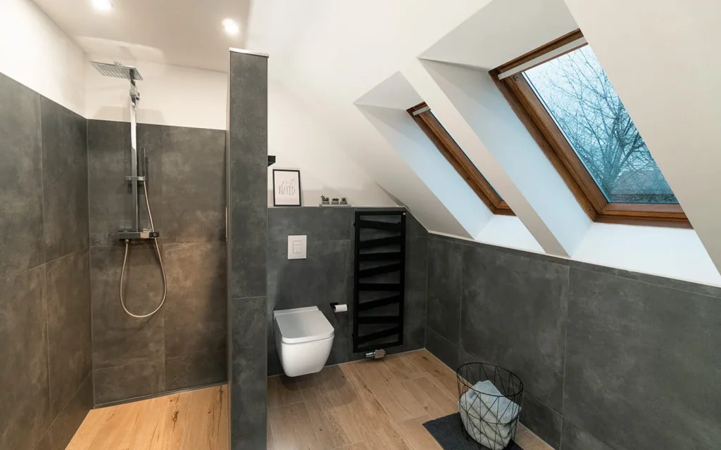 Duschwand mit modernen grauen Fliesen und minimalistischer Gestaltung