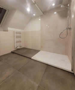 Großzügige Regendusche nach der Sanierung mit moderner Armatur